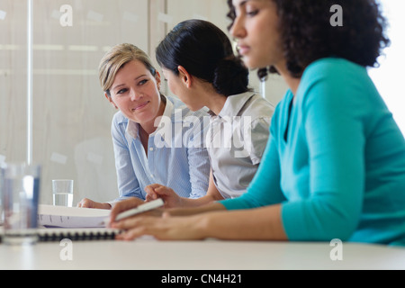 Office workers sitting in office Banque D'Images