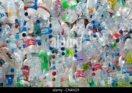 Bouteilles en plastique attaché à un fil de fer grillage de séparation mettent en lumière la nécessité pour plus de recyclage des matériaux précieux Banque D'Images