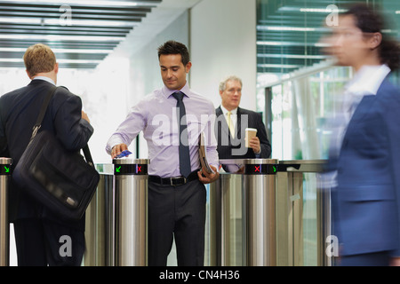 Milieu d'affaires adultes entrant par la porte de sécurité Banque D'Images