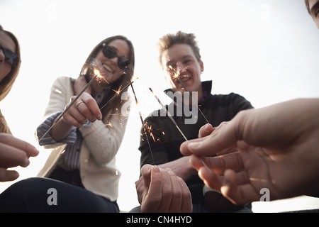 Friends holding sparklers Banque D'Images