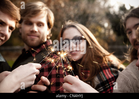 Friends holding sparklers Banque D'Images