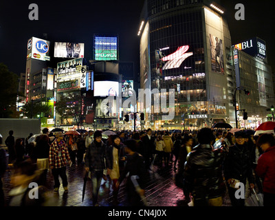 Japon, Tokyo, caractéristique : le Palais de Tokyo, une foule de gens dans le quartier Akihabara Banque D'Images