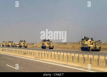 Un convoi de l'armée américaine (USA) M109A6 155mm auto-Paladin obusiers automoteurs voyager le long de l'autoroute sur une marche de l'Euphrate, en Irak durant l'opération IRAQI FREEDOM. Banque D'Images