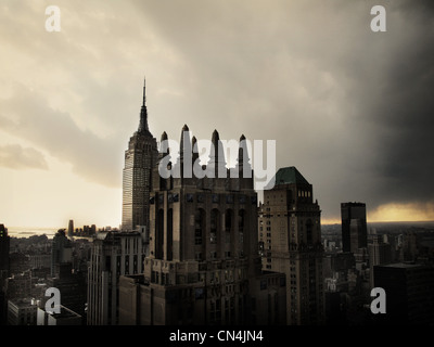 La ville de New York avec ciel sombre Banque D'Images