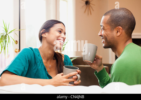 Couple avec boisson chaude Banque D'Images