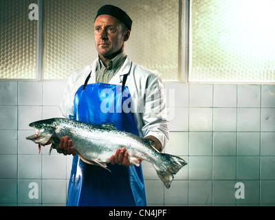 Poissonnier holding a salmon Banque D'Images