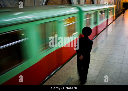 La Corée du Nord, Pyongyang, la station de métro de Pyongyang Puhung, personnel de regarder un train au départ de la plateforme de la gare Puhung Banque D'Images