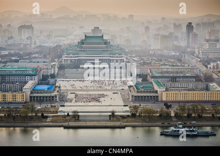 La Corée du Nord, Pyongyang, la tour Juche, élevée sur la place Kim Il-Sung à travers le fleuve Taedong Banque D'Images