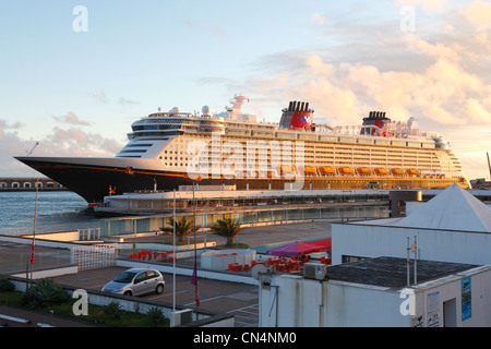 Le Disney Fantasy à l'île de São Miguel, Açores, pour une escale technique avant d'être baptisé. Banque D'Images