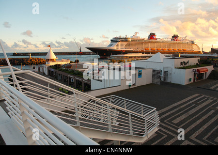 Le Disney Fantasy à l'île de São Miguel, Açores, pour une escale technique avant d'être baptisé. Banque D'Images