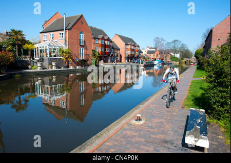 Logement au bord du canal le long du Canal Staffordshire et Worcester Worcestershire Angleterre Stourport Banque D'Images