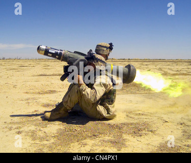 Deux Corps des Marines des États-Unis (USMC) membres du 2e Bataillon, 6e de Marine fire une lance-missiles, à l'aérodrome de Blair, l'Iraq, dans le cadre de l'opération IRAQI FREEDOM. Banque D'Images