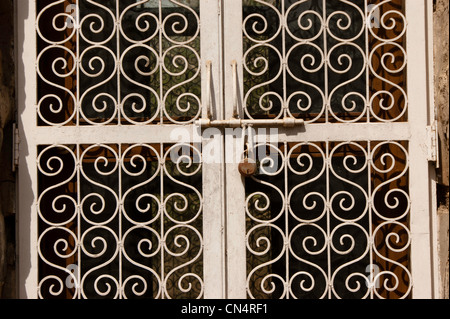 Porte en métal et en pierre. La porte est en fait plus comme une grille avec un motif sur le métal de la porte. Banque D'Images