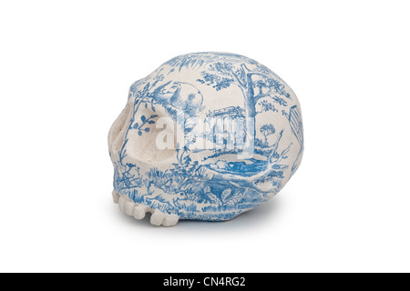 Une sculpture en forme de crâne humain de Jacques GALLON, céramiste. Sculpture en forme de crâne humain du céramiste Jacques gallon. Banque D'Images