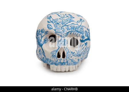 Une sculpture en forme de crâne humain de Jacques GALLON, céramiste. Sculpture en forme de crâne humain du céramiste Jacques gallon. Banque D'Images