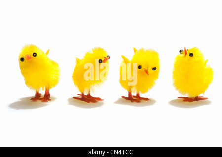 Poussin de Pâques quatre décorations dans une rangée Banque D'Images