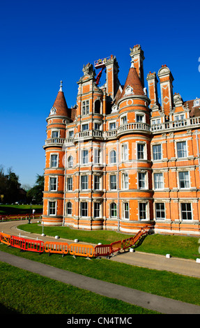 Vue sur cour intérieure et façade,Royal Holloway College est un établissement réservé aux femmes,ouvert officiellement par la reine Victoria 1886 Banque D'Images