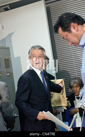 Tsunehisa Katsumata, (L) ancien Président de Tokyo Electric Power Co., TEPCO, tient aux questions de la presse à une réunion d'information des gains Banque D'Images