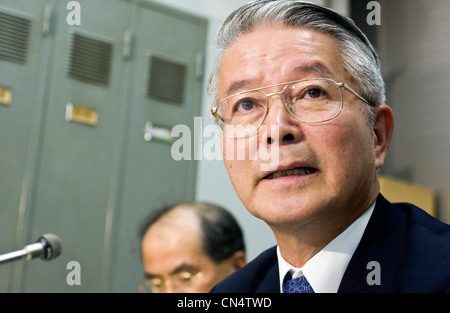 Tsunehisa Katsumata, (R) ancien Président de Tokyo Electric Power Co., TEPCO, tient aux questions de la presse à une réunion d'information des gains Banque D'Images