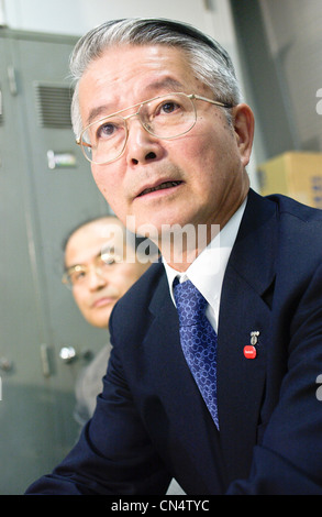 Tsunehisa Katsumata, (R) ancien Président de Tokyo Electric Power Co., TEPCO, tient aux questions de la presse à une réunion d'information des gains Banque D'Images