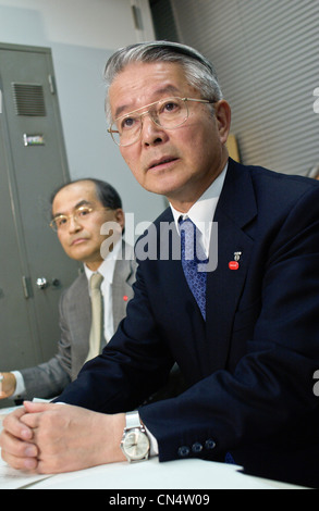 Tsunehisa Katsumata, (R) ancien Président de Tokyo Electric Power Co., TEPCO, tient aux questions de la presse à une réunion d'information des gains Banque D'Images