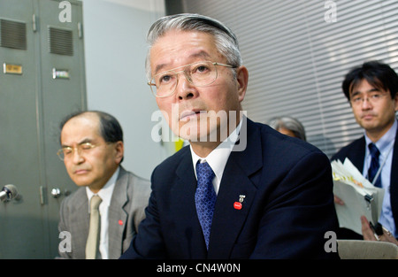 Tsunehisa Katsumata, (C) ancien Président de Tokyo Electric Power Co., TEPCO, tient aux questions de la presse à une réunion d'information des gains Banque D'Images