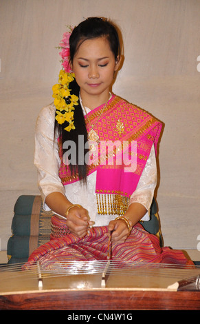 Femme jouant de l'instrument à cordes dans l'Imperial Mae Ping Hotel, Sridonchai Road, Chang Klan, Chiang Mai, Chiang Mai, Thaïlande Banque D'Images