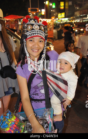 La tribu Akha femme et bébé en Bazar Nocturne de Chiang Mai, Loi Kroh Road, Chiang Mai, la province de Chiang Mai, Thaïlande Banque D'Images