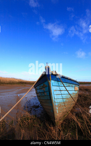 Un bateau bleu en bois et ciel bleu à Brancaster Staithe sur la côte nord du comté de Norfolk. Banque D'Images