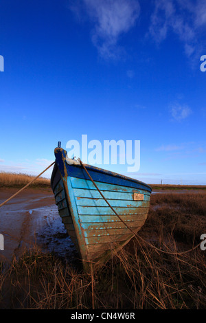 Un bateau bleu en bois et ciel bleu à Brancaster Staithe sur la côte nord du comté de Norfolk. Banque D'Images