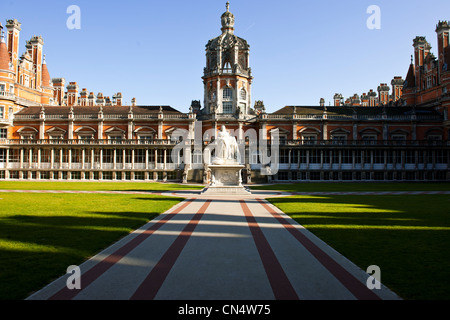 Vue sur cour intérieure et façade,Royal Holloway College est un établissement réservé aux femmes, a officiellement ouvert en 1886 par la reine Victoria, London,UK Banque D'Images