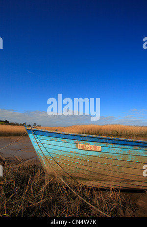 Un bateau bleu en bois et ciel bleu à Brancaster Staithe sur la côte nord du comté de Norfolk. Banque D'Images