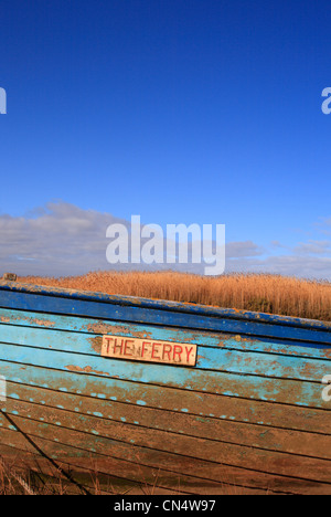 Un bateau bleu en bois et ciel bleu à Brancaster Staithe sur la côte nord du comté de Norfolk. Banque D'Images