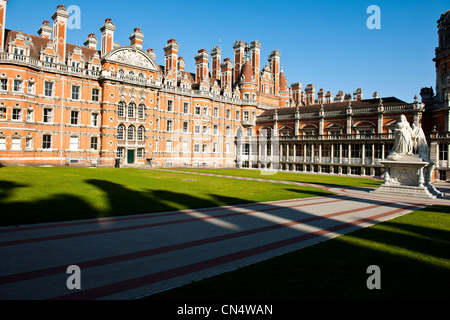 Vue sur cour intérieure et façade,Royal Holloway College est un établissement réservé aux femmes, a officiellement ouvert en 1886 par la reine Victoria, London,UK Banque D'Images