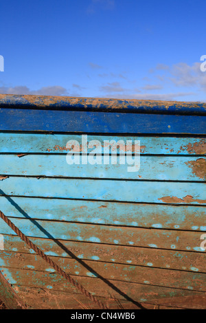 Un sol en bois bleu bateau sous un ciel bleu à Brancaster Staithe sur la côte nord du comté de Norfolk. Banque D'Images