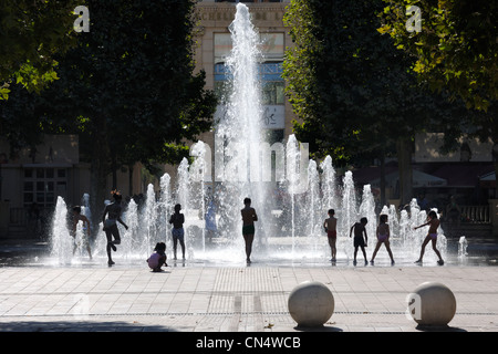 La France, Hérault, Montpellier, quartier Antigone par l'architecte Ricardo Bofill, la fontaine de la place du nombre d'Or Banque D'Images