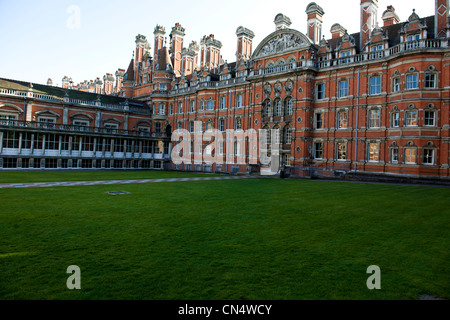 Vue sur cour intérieure et façade,Royal Holloway College est un établissement réservé aux femmes, a officiellement ouvert en 1886 par la reine Victoria, London,UK Banque D'Images