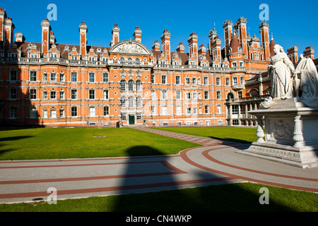 Vue sur cour intérieure et façade,Royal Holloway College est un établissement réservé aux femmes, a officiellement ouvert en 1886 par la reine Victoria, London,UK Banque D'Images