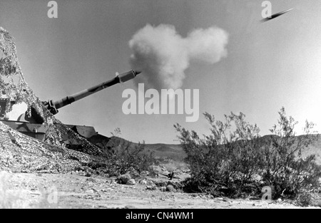Les membres de la 11e de Marine fire une M-109 155mm l'obusier automoteur pendant un exercice tactique sans troupes. Banque D'Images