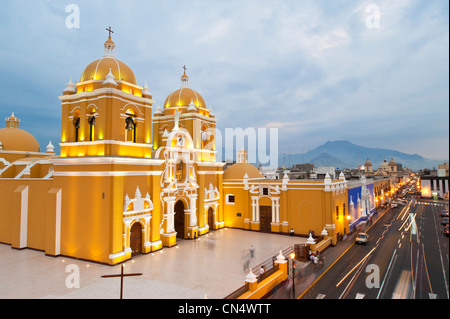 Le Pérou, La Libertad province, côte nord, Trujillo, Plaza de Armas, la cathédrale Banque D'Images