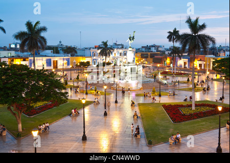 Le Pérou, La Libertad province, côte nord, Trujillo, Plaza de Armas, éclairé Banque D'Images