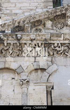 La France, Gard, Nîmes, détail de la façade de Notre Dame et Saint Castor Banque D'Images