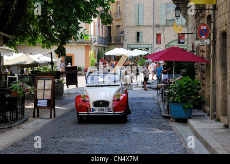 La France, l'Hérault, Pézenas, vieille ville, un Deux Chevaux Citroen location Banque D'Images