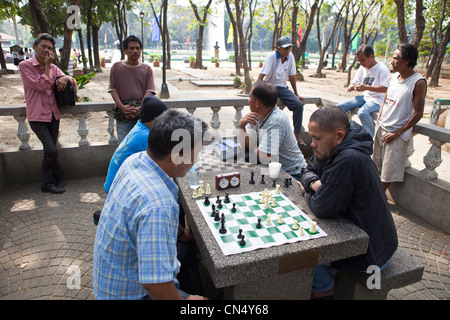 L'île de Luzon, Philippines, Manille, Ermita, district du Parc Rizal, joueurs d'échecs Banque D'Images