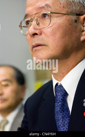 Tsunehisa Katsumata, (R) ancien Président de Tokyo Electric Power Co., TEPCO, tient aux questions de la presse à une réunion d'information des gains Banque D'Images