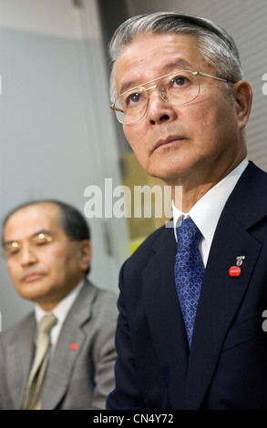 Tsunehisa Katsumata, (R) ancien Président de Tokyo Electric Power Co., TEPCO, tient aux questions de la presse à une réunion d'information des gains Banque D'Images