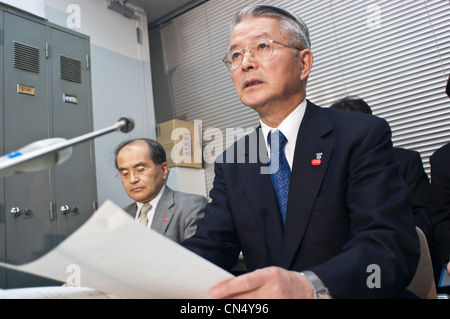 Tsunehisa Katsumata, (R) ancien Président de Tokyo Electric Power Co., TEPCO, tient aux questions de la presse à une réunion d'information des gains Banque D'Images