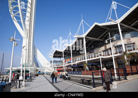 Gunwharf Quays, Portsmouth, Royaume-uni avec Spinnaker Tower en arrière-plan Banque D'Images