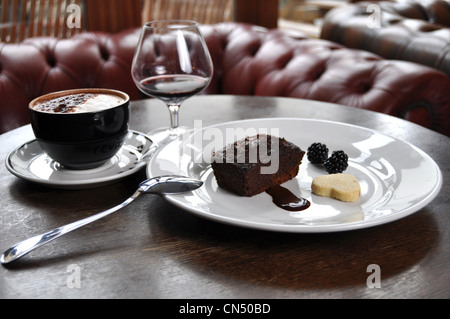 Pudding au chocolat sur une plaque avec un biscuit sablé et de baies. Banque D'Images