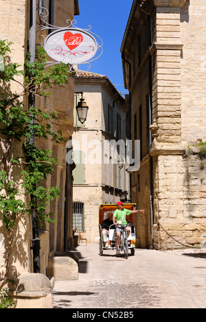 La France, Gard, Pays d'Uzege, Uzes, vélo taxi dans une rue de la vieille ville Banque D'Images